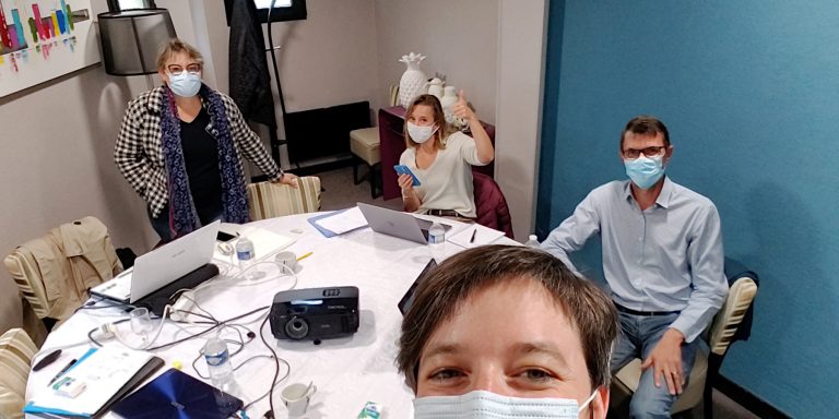 stagiaires masqués dans une salle de formation