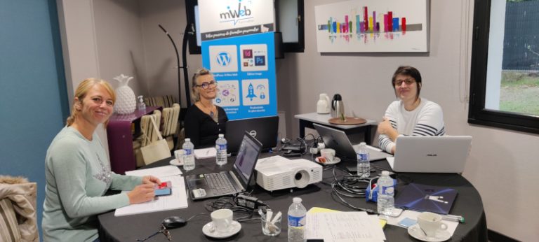 groupe de stagiaires lors d'une formation réseaux sociaux qui sourient